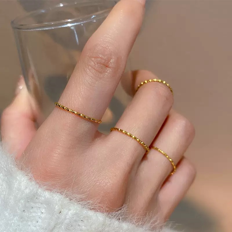 สไตล์เกาหลีญี่ปุ่นประณีตรู้สึกยิปโซวิจิตรแหวนเหล็กไทเทเนียมสีถนอมรุ่นแหวน