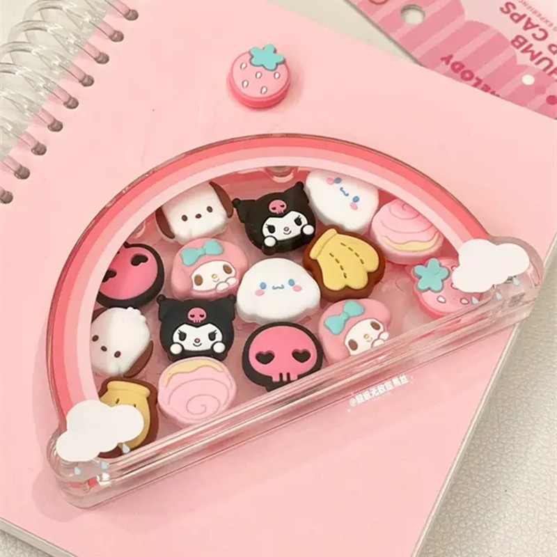 SANRIO ซานริโอ สวิทช์จอยสติ๊กหมวก คุโรมิ รุ่นซิลิโคนหมวก ปล5 จอยสติ๊กปุ่มหมวกน่ารักจอยสติ๊กปกอุปกรณ์ต่อพ่วงของเล่นของขวัญ