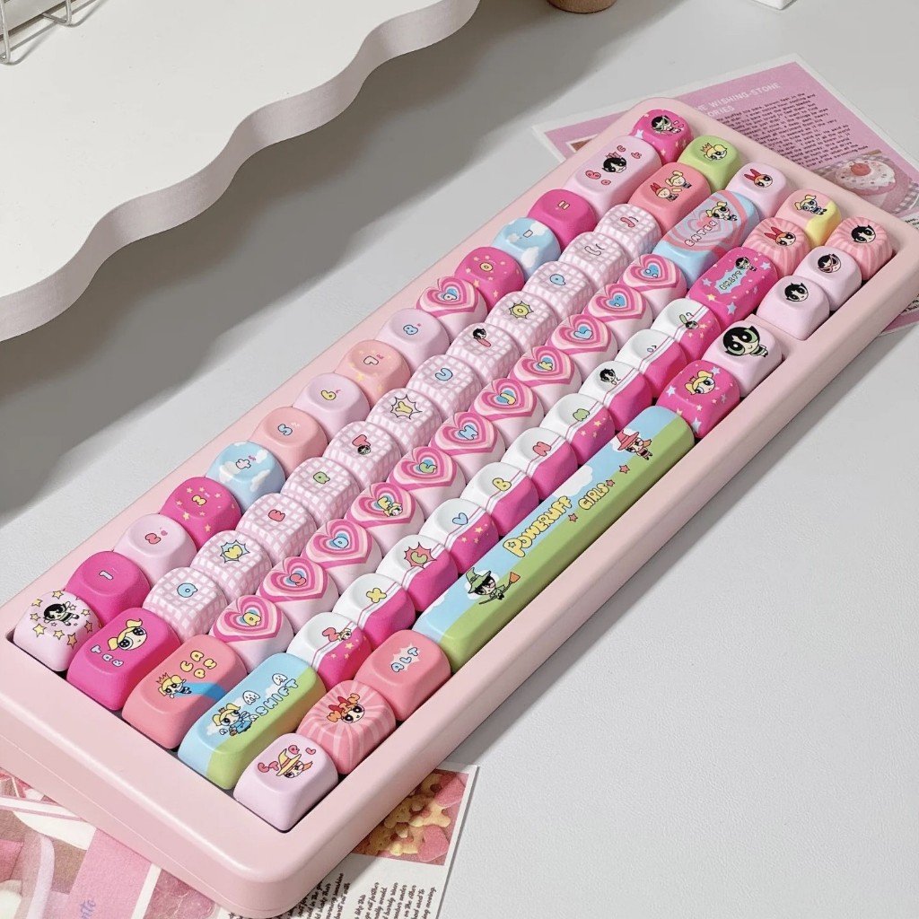 136 คีย์ The Powerpuff Girls หัวข้อ Keycaps Cherry/MOA ความสูง PBT วัสดุ ระเหิดความร้อนห้าด้าน Keycap บุคลิกภาพสร้างสรรค์น่ารัก แป้นพิมพ์เครื่องกลที่กำหนดเอง สีชมพู keycaps พอดีกับ 61/68/75/84/87/96/98/104/108