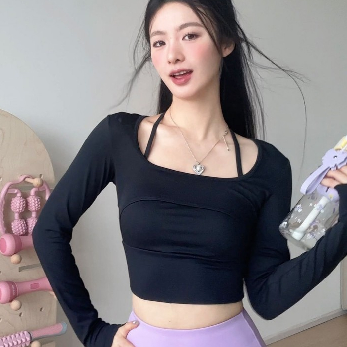 เสื้อกีฬาผู้หญิง ฟิตเนสแห้งเร็วพร้อมแผ่นรองหน้าอกเสื้อโยคะสีทึบสองชิ้นปลอม