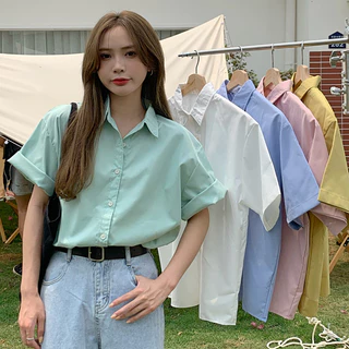 Rommers เสื้อเชิ๊ตแขนสั้นปกฮาวายทรงเบสิคสไตล์มินิมอลสำหรับผู้หญิง
