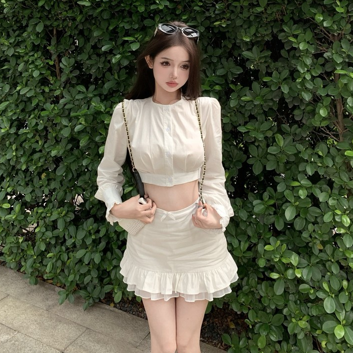 แฟชั่นผู้หญิง Hot Girl ในสต็อก เสื้อเชิ้ตสั้นลายดอกไม้สีขาว + ชุดกระโปรงสั้นลูกไม้ปลายโบว์สำหรับผู้หญิง ดีไซน์หวานและเผ็ด ความรู้สึกเฉพาะกลุ่ม เค็มและหวาน