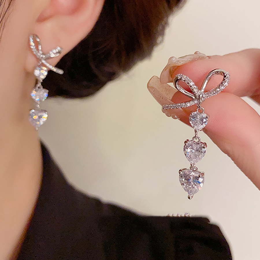 Sweet Love ต่างหูพู่หรูหรา Rhinestone ต่างหูโบว์อารมณ์ Niche ต่างหูเฉพาะ