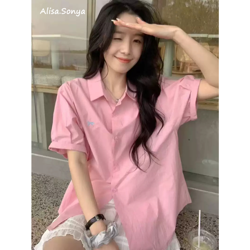 Alisa.Sonya เสื้อเชิ้ตแขนสั้น ผู้หญิง กระดุมหน้า ปักลายโบว์ สีโดพามีน 24AS1060