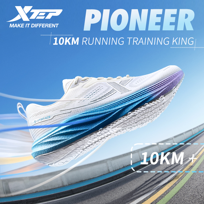【xtep】Pioneer | รองเท้าวิ่งสำหรับฝึกซ้อมระดับมืออาชีพ 10 กม.+ ดีไซน์ใหม่ล่าสุด รองเท้าวิ่งขนาดกลาง ขนาดเล็ก สำหรับผู้เริ่มวิ่ง พื้นบาง สัมผัสพื้นถนนชัดเจน ยึดเกาะพื้นได้แข็งแรง