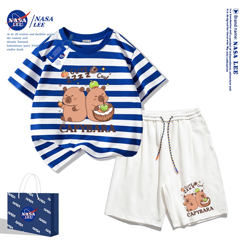 NASA เสื้อยืดแขนสั้นผ้าฝ้ายลายทางสีน้ำเงิน-ขาว พร้อมกางเกงขาสั้นน่ารักลายคาปิบารา ชุดสองชิ้นสำหรับเด็กชายและเด็กหญิง รุ่นใหม่ปี 2025 สำหรับฤดูร้อน