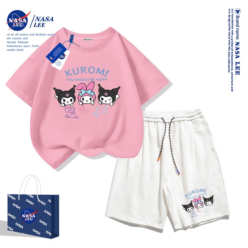 NASA เสื้อยืดแขนสั้นผ้าฝ้ายสีชมพู พร้อมกางเกงขาสั้นลายคูโระมิ ชุดสองชิ้นสำหรับเด็กหญิง รุ่นใหม่ปี 2025 สำหรับฤดูร้อน สไตล์สบายๆ น่ารัก