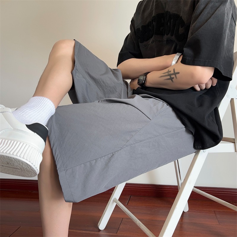 [3 สี] ฤดูร้อนบางกางเกงขาสั้นแห้งเร็วผู้ชายอเมริกันอินเทรนด์จีบกางเกงขาสั้นสีทึบแฟชั่นย้อนยุคสบายๆหลวมกีฬากางเกงขาสั้นสําหรับผู้ชาย ม-3เอ็กแอล