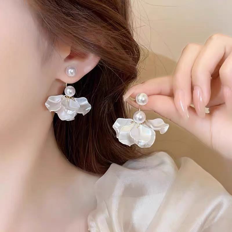 ต่างหูมุกดอกไม้สีขาว Niche Design ประณีตหนึ่งสไตล์สองสวมต่างหูกลีบ