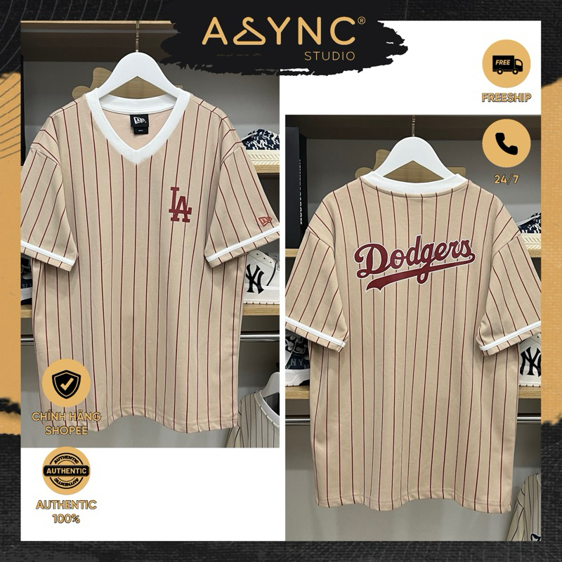 เสื้อยืดคอวีพิมพ์ลาย LA Dodgers ลําลองแฟชั่นลายสก๊อตสีแดงสีเบจด้านบน