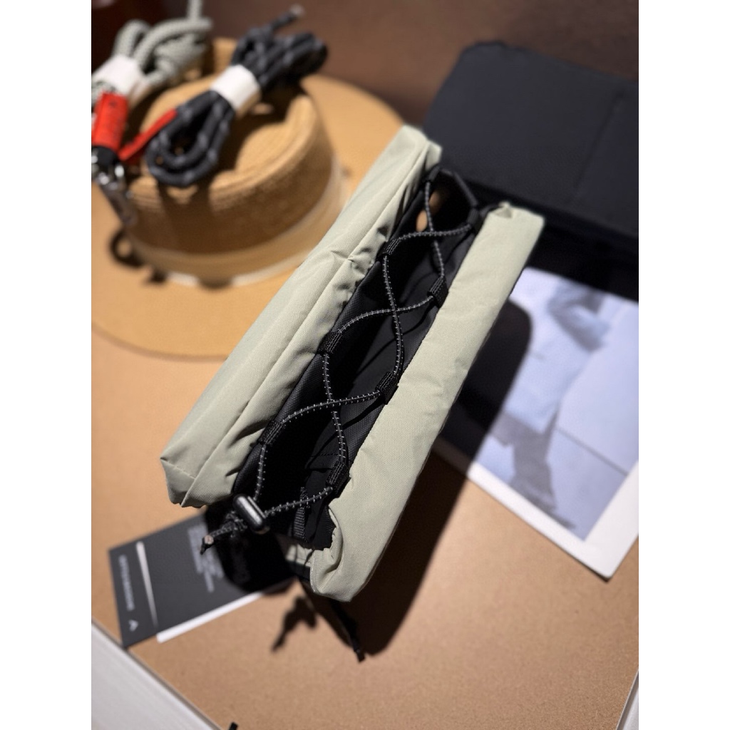 Topologie Bottle Sacoche Medium Sling Bag 2Color (รวมสายเชือก)