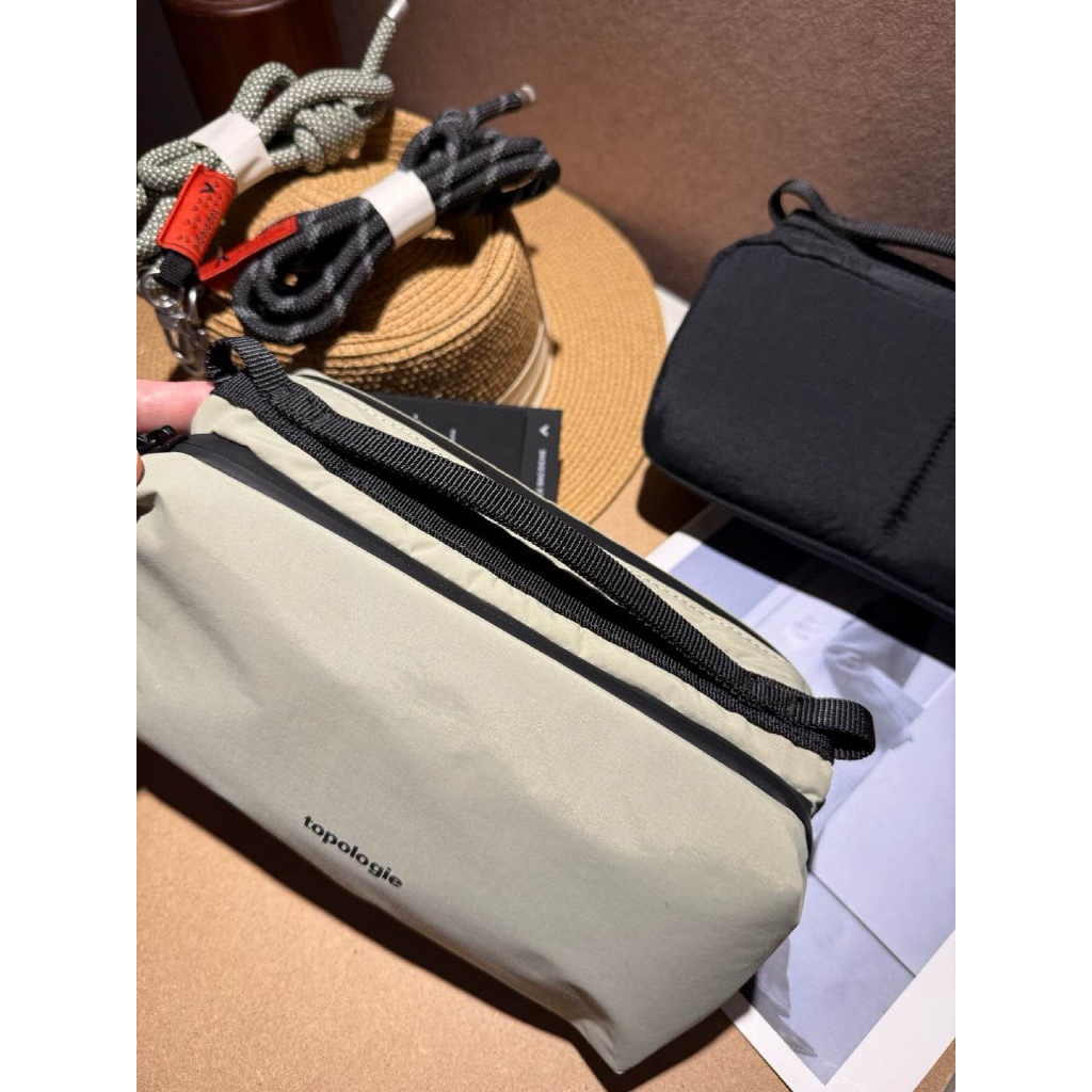 Topologie Bottle Sacoche Medium Sling Bag 2Color (รวมสายเชือก)