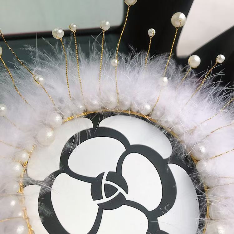 Stock Readyroyal สไตล์แดชบอร์ดรถลื่น Camellia ดอกไม้ออกแบบมงกุฎ Pearl Feather Decor หรูหรา Anti Skid Pad สําหรับคีย์โทรศัพท์ - รูปที่ 4