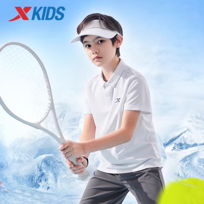 【xtep】KIDS Series | เสื้อโปโลแขนสั้นสําหรับเด็กฤดูร้อนใหม่เสื้อปกแห้งเร็วสําหรับ