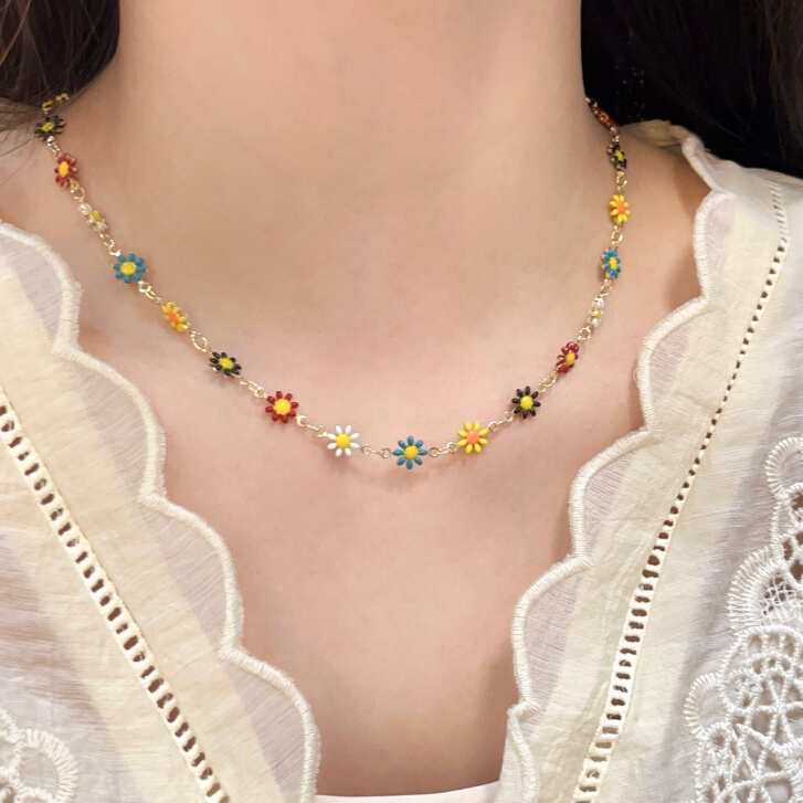 สร้อยคอสไตล์.ins ดีไซน์เฉพาะตัว สีคอนทราสน์ พร้อมลายดอกไม้สดใส ตกแต่งเสื้อผ้าได้สวยงาม