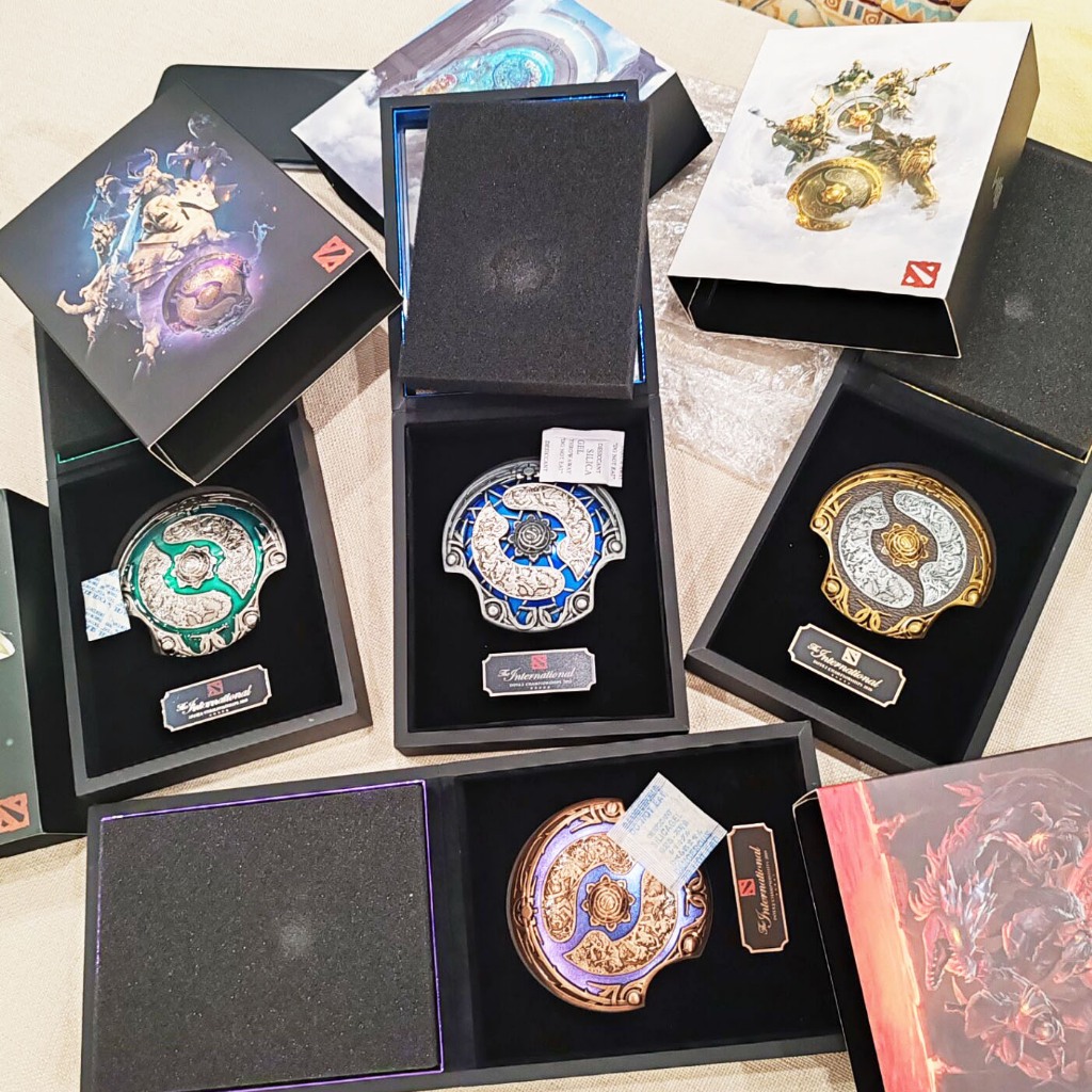 DOTA 2 Aegis Replica Collectors Item | ของที่ระลึกเล่นเกมรุ่นลิมิเต็ด | เหมาะสําหรับแฟน DOTA, คอสเพล