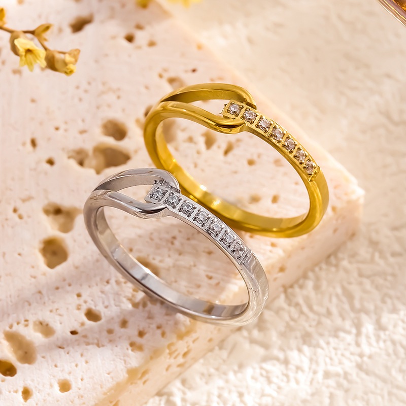 แหวนสเตนเลส ไทเทเนียม 18K ประดับเพทาย สีทอง สําหรับคู่รัก