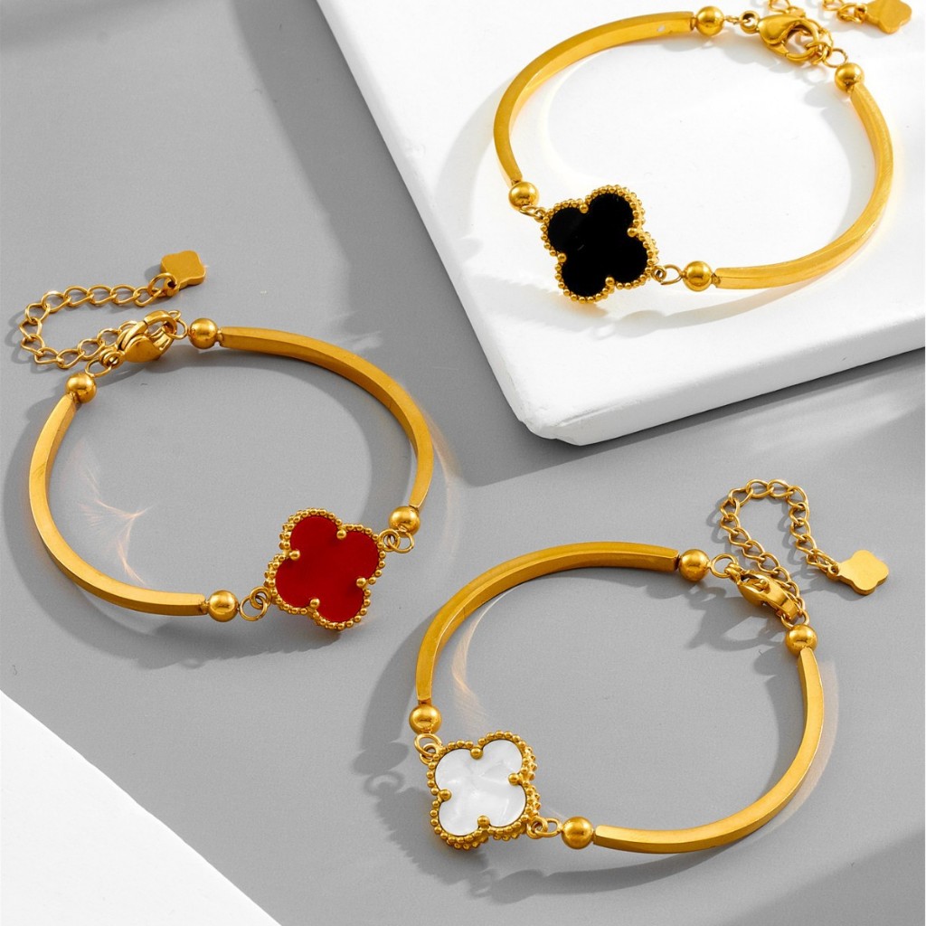 สแตนเลสสตีลโคลเวอร ์ สี ่ ใบสร ้ อยข ้ อมือใหม ่ สีเหล ็ กไทเทเนียมไม ่ ซีดจางสร ้ อยข ้ อมือ