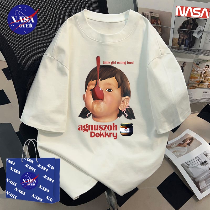 【พร้อมส่ง】 NASA ใส่ได้ทั้งชายหญิง เสื้อยืดทรงหลวมคอกลมลายเด็กกัดช้อนผ้าฝ้าย100%แขนสั้นใส่สบาย YG753