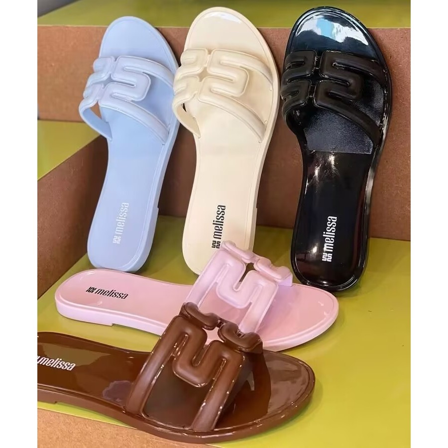 2025 Melissa รองเท้าแตะผู้หญิงส้นแบนสไตล์ใหม่แฟชั่น All-Match Flip-Flops รองเท้าชายหาด