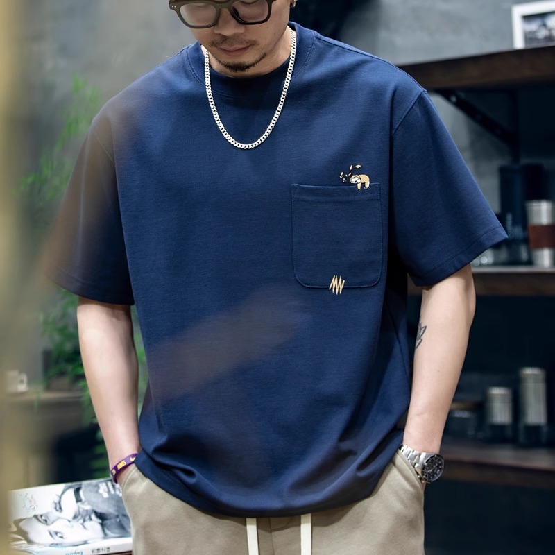 260g Mige เสื้อยืดแขนสั้นผู้ชายฤดูร้อนสไตล์ใหม่ Street สวมใส่ขนาดเล็ก Sloth เย็บปักถักร้อยกระเป๋าหลวมสบายๆเสื้อยืดครึ่งแขน