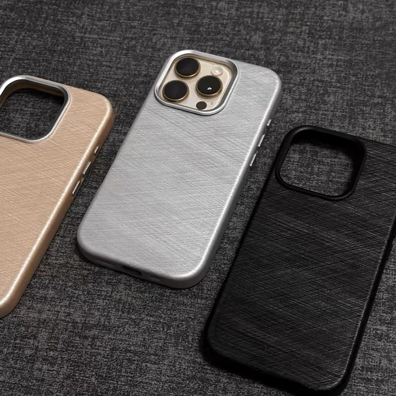 พรีเมี่ยมผ้าไหมหนัง Magnetic Attraction สําหรับ iPhone 16 Pro Max 13 14 15 Pro Max ธุรกิจเลนส์โลหะสีธรรมดาป้องกันปุ่มอิสระฝาครอบกันกระแทก