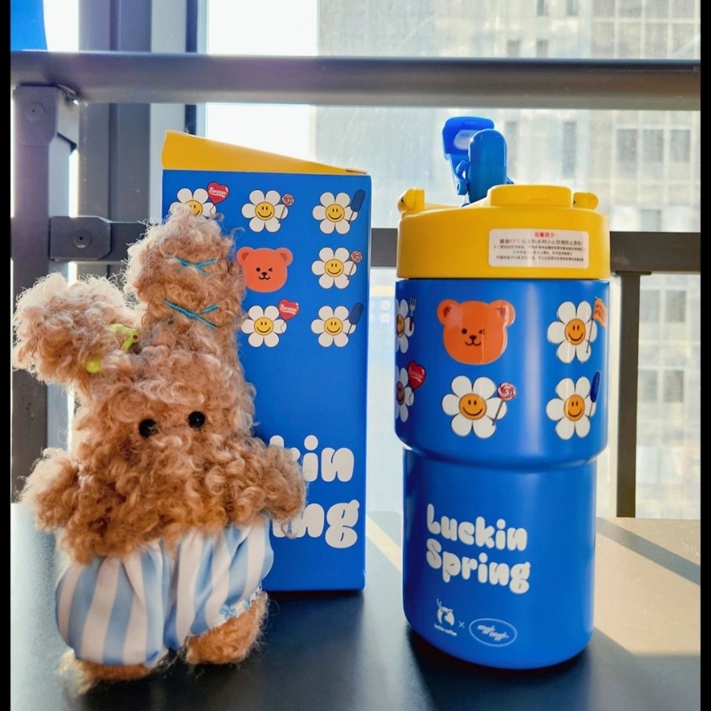 [การซื้อของแท้] ความร่วมมือ Luckin Wiggle ถ้วยกาแฟเก็บความร้อนสำหรับออกนอกบ้านฤดูใบไม้ผลิ 2025 รุ่นล่าสุด ขวดน้ำสำหรับนักเรียน