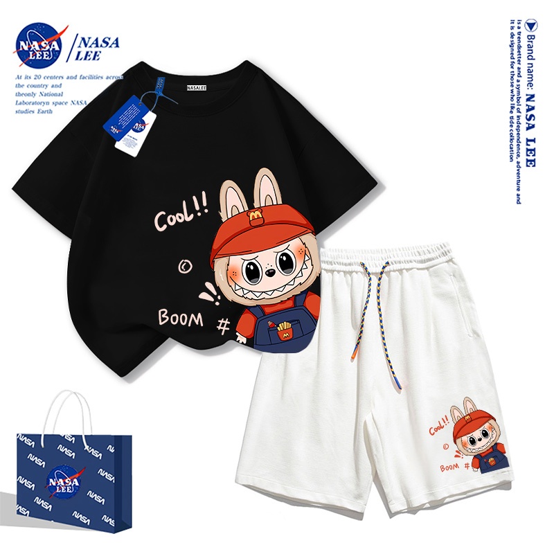 NASA ชุดเสื้อยืดแขนสั้นผ้าฝ้ายสีดำสำหรับเด็ก ลายตัวการ์ตูนน่ารักชุดกางเกงขาสั้น รุ่นใหม่ฤดูร้อน 2025 เสื้อผ้าเด็กชายและเด็กหญิงทนทานและสบายๆ สองชิ้น