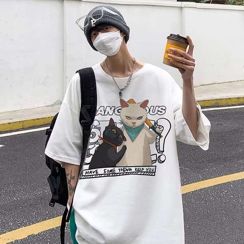 เสื้อยืดคอกลมแขนสั้นพิมพ์ลายตัวอักษรสไตล์ญี่ปุ่นสําหรับผู้ชาย