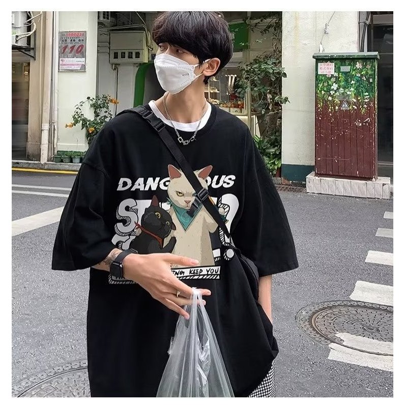 เสื้อยืดคอกลมแขนสั้นพิมพ์ลายตัวอักษรสไตล์ญี่ปุ่นสําหรับผู้ชาย