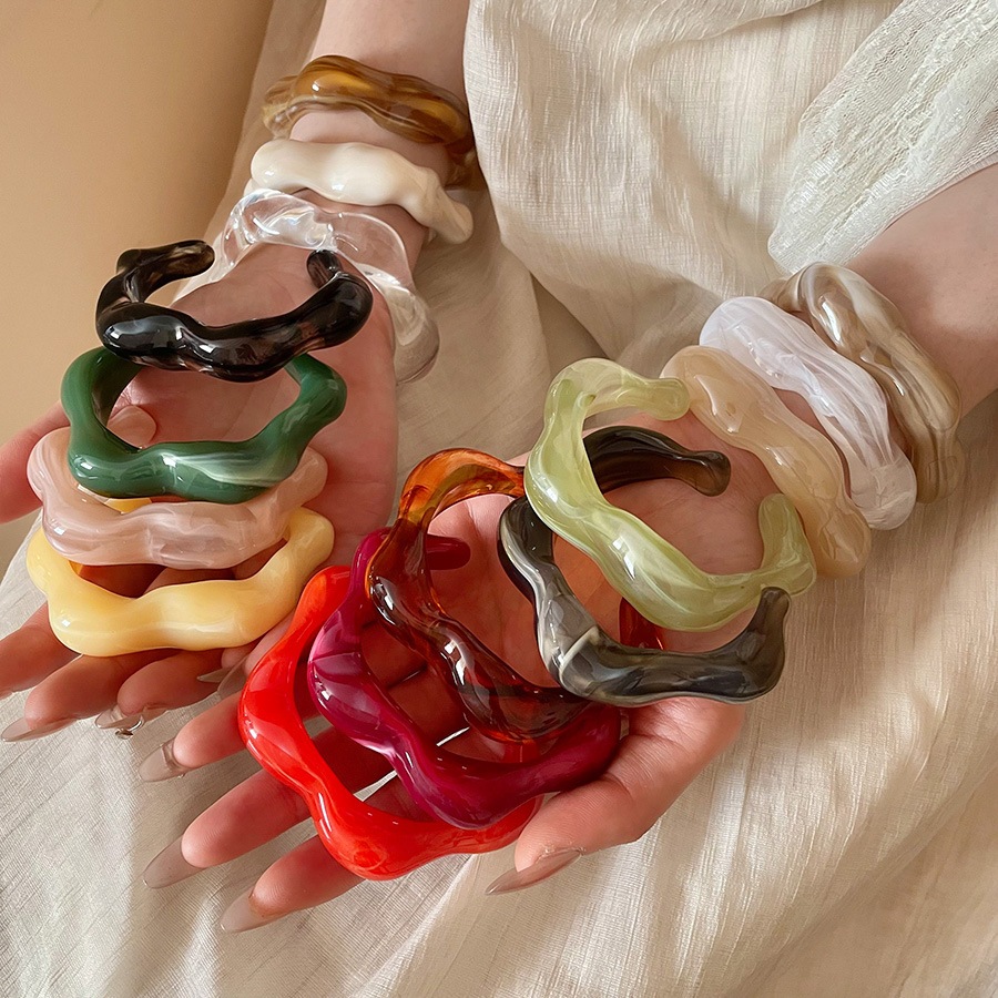 อะคริลิวัสดุรอยเปื้อนผิดปกติเปิดสร้อยข้อมือส่วนบุคคลระดับไฮเอนด์แฟชั่นหรูหราอุปกรณ์เสริมมือ