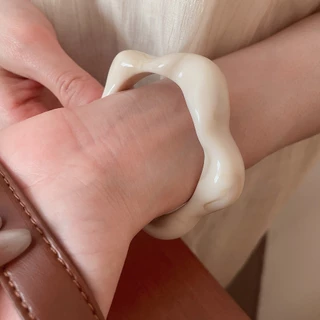 อะคริลิวัสดุรอยเปื้อนผิดปกติเปิดสร้อยข้อมือส่วนบุคคลระดับไฮเอนด์แฟชั่นหรูหราอุปกรณ์เสริมมือ
