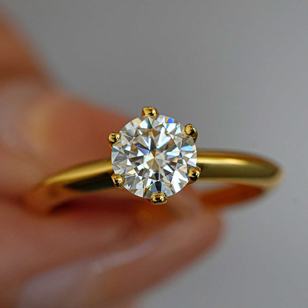 Real Moissanite 1ct 2ct 3ct Six Prongs Round Cut Yellow Gold Signature Solitaries Ring In S925 Sterling Silver พร้อมใบรับรอง GRA สามารถผ่านการทดสอบสำหรับงานเลี้ยงสังสรรค์งานแต่งงานข้อเสนอฮันนี่มูนครบรอบปีครบรอบวันเกิด