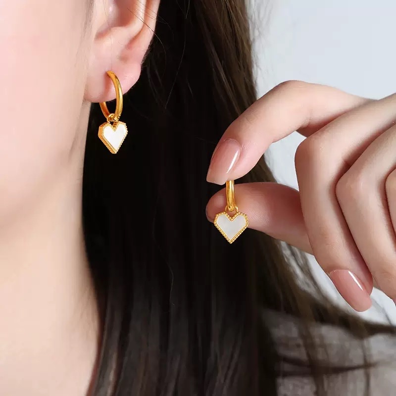 สไตล์ญี่ปุ่นเกาหลีประณีต Little Love สีขาว Fritillary 18K Gold ต่างหูเหล็กไทเทเนียมแหวนปรับ