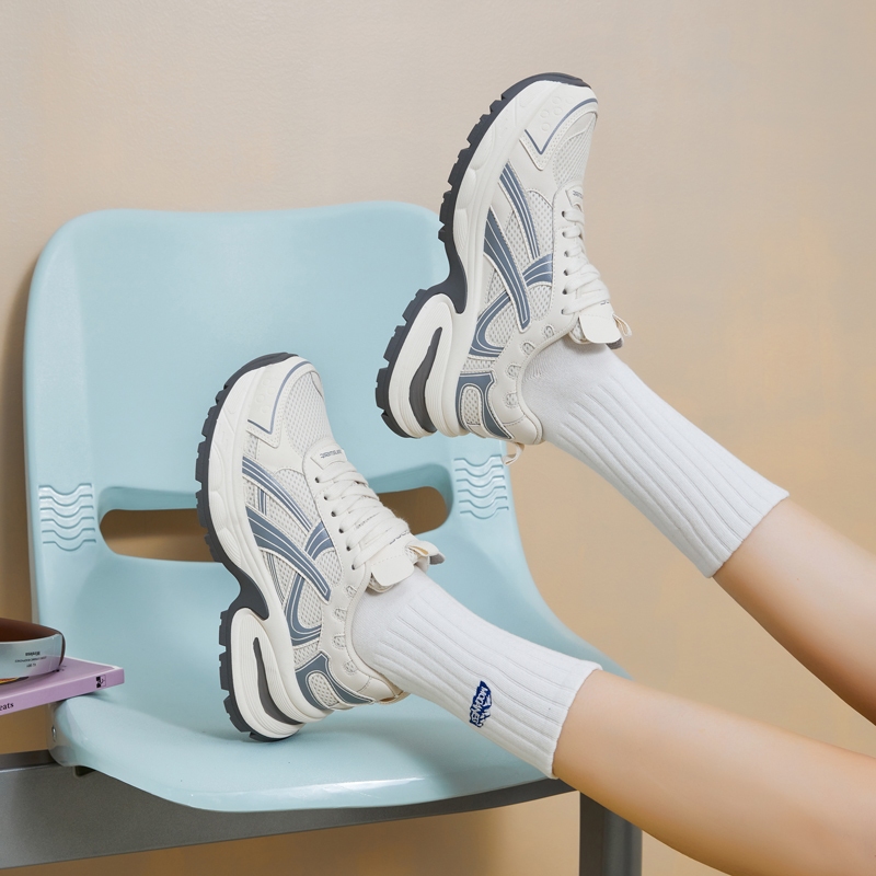 Jeanswest รองเท้าผู้หญิงแฟชั่นตาข่ายบางด้านล่างหนาเพิ่มความสูงรองเท้าผ้าใบ Retro Slim