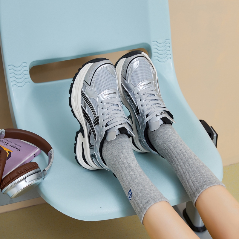 Jeanswest รองเท้าผู้หญิงแฟชั่นตาข่ายบางด้านล่างหนาเพิ่มความสูงรองเท้าผ้าใบ Retro Slim