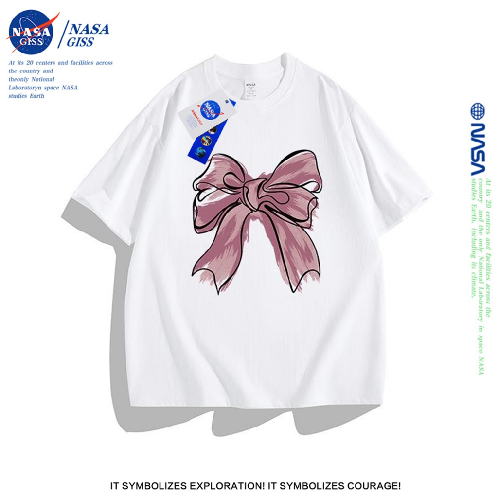 NASA เสื้อยืดหญิงชาย สไตล์น่ารัก 2025เสื้อ summer พิมพ์ลายลายโบว์ ผ้าฝ้ายแท้ ระบายอากาศ ทรงพอดีตัว เสื้อยืดคอกลม