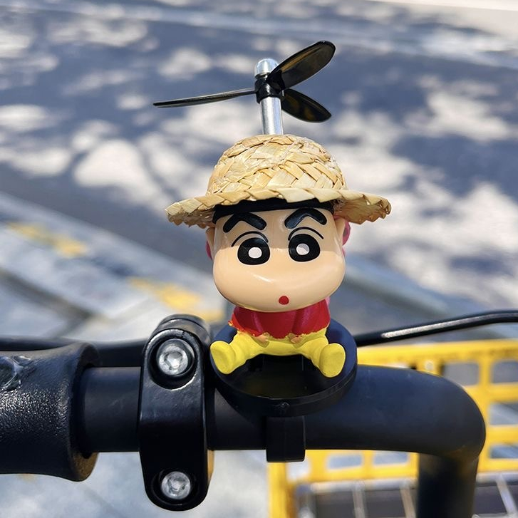 Crayon Shin-Chan หมวกฟางไม้ไผ่ตุ๊กตาแมลงปอเดสก์ท็อปตกแต่งจักรยานรถจักรยานยนต์ไฟฟ้า Veh