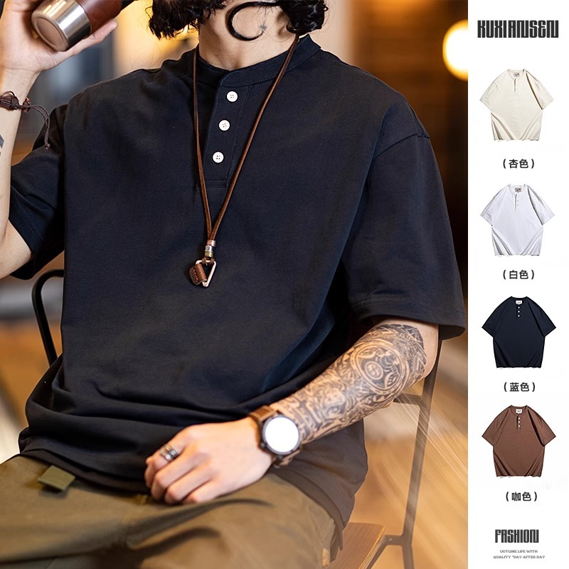 KOR American Henry Collar เสื้อโปโลผู้ชายแขนสั้นฤดูร้อน 2025 สไตล์ใหม่ผ้าฝ้ายแท้ครึ่งแขนเล็กน้อยหลวมเสื้อยืดผู้ชาย