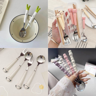 [Gyu] การ์ตูนน่ารักหัวหอมสีเขียวสแตนเลสบนโต๊ะอาหารเซรามิกครอ…