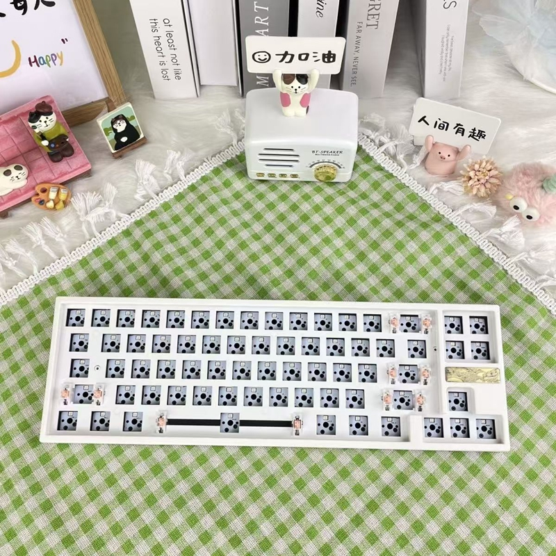 68 คีย์ชุดคีย์บอร์ดแบบกลไกแบบสองโหมดคีย์บอร์ดเกม RGB แบบมีสายแบบถอดเปลี่ยนได้