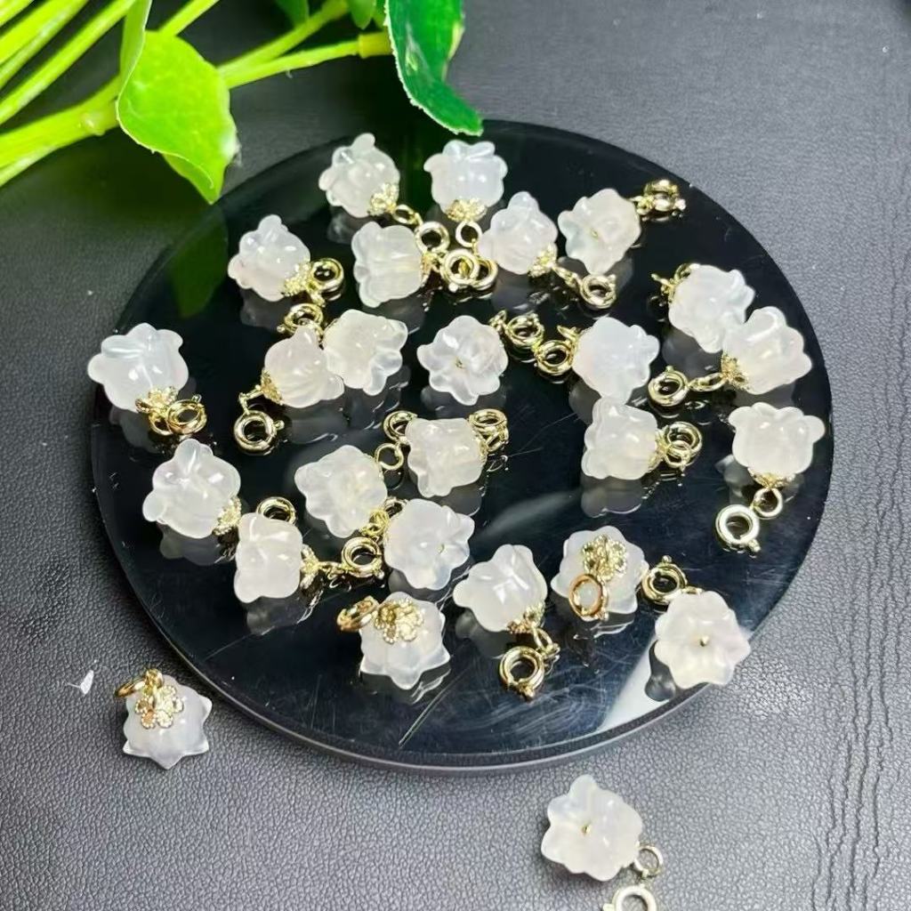 ธรรมชาติสีขาวอาเกตสันกล้วยไม้แกะสลักชิ้นเครื่องประดับน่ารักทําเองอุปกรณ์เสริมที่เรียบง่ายทุกการแข่งขันของขวัญ