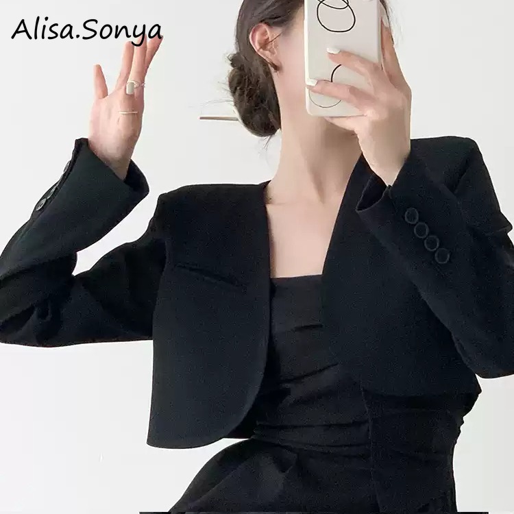 Alisa.Sonya สูทผู้หญิง เสื้อสูทสั้น ครอป แขนยาว เข้ารูป มีกระดุม เสื้อคลุม เสริมบ่า 24AS1219