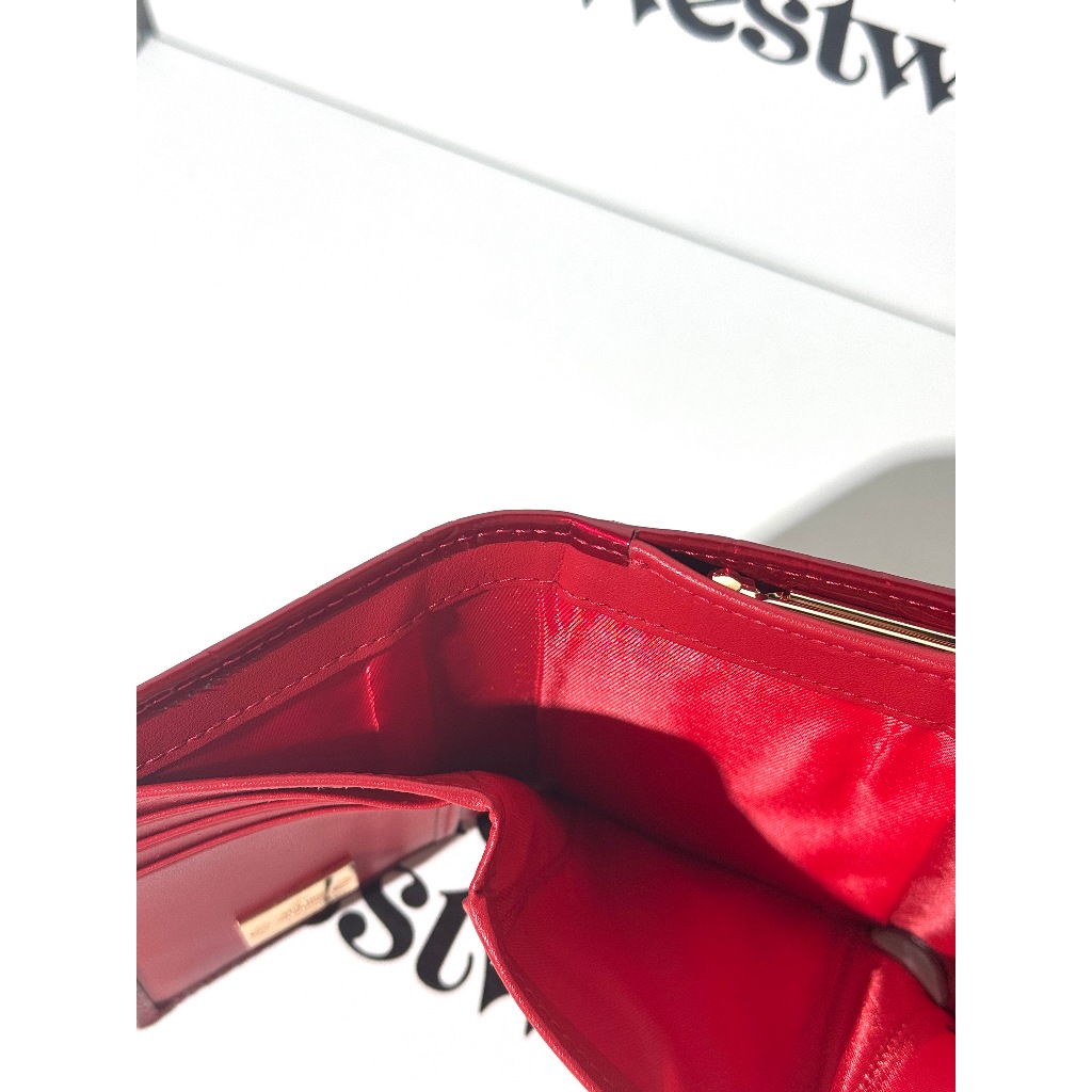 Vivienne Westwood กระเป๋าสตางค์ไฮไลท์ลายนูนสีแดง