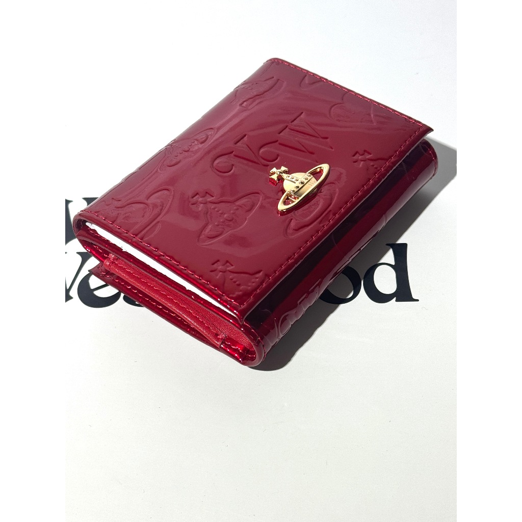 Vivienne Westwood กระเป๋าสตางค์ไฮไลท์ลายนูนสีแดง