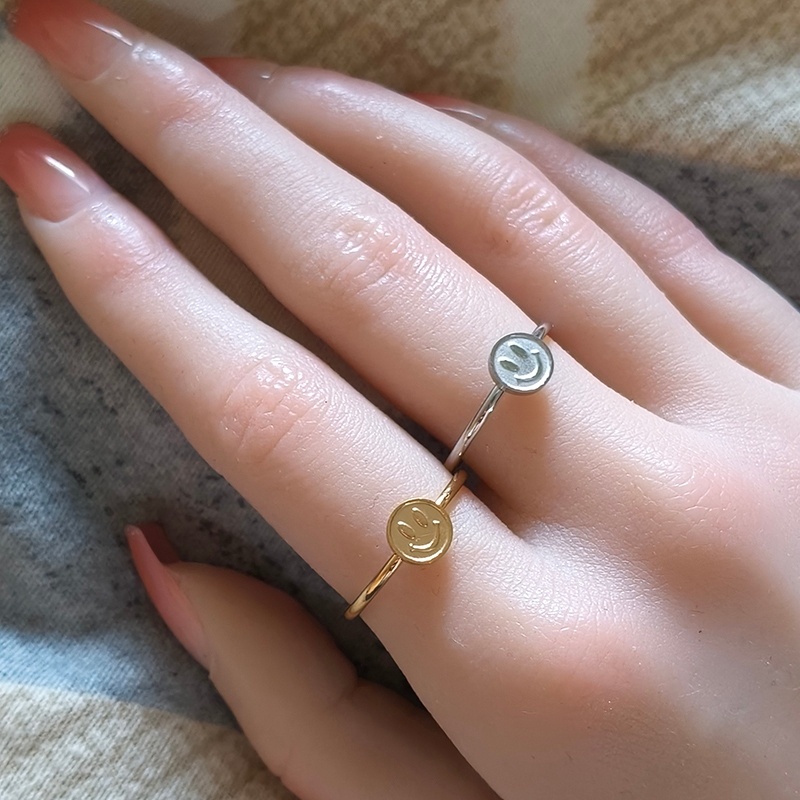 แหวนสแตนเลสหน้ายิ้ม SHINY กันน้ํากันเหงื่อไม่ซีดจาง แฟชั่นสนุกเรียบง่าย Unisex