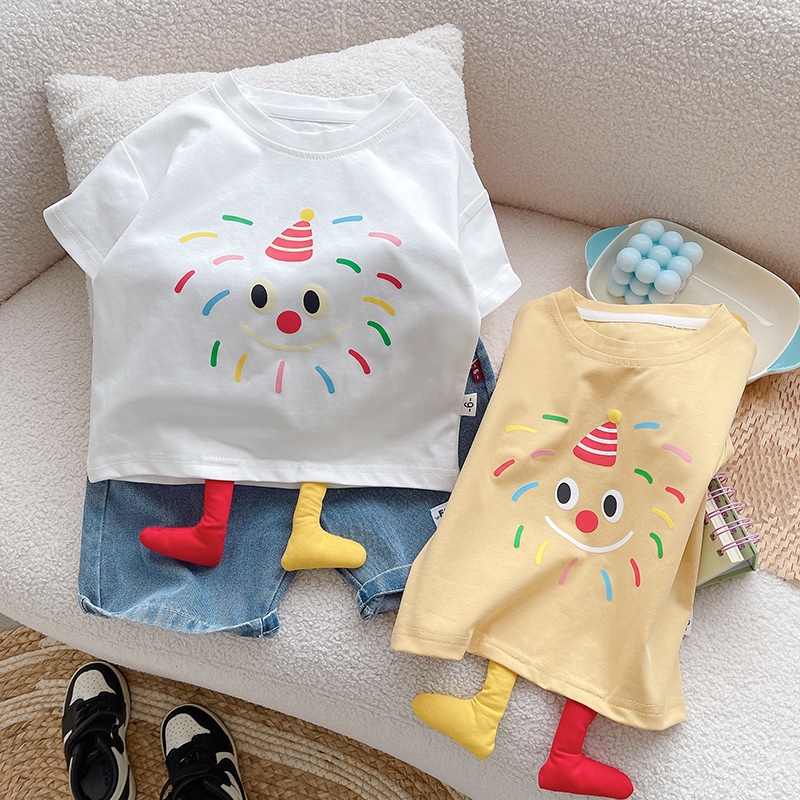[ขนาด 80-120 ซม.] เด็กฤดูร้อนรอบคอหน้ายิ้มดอกไม้ไฟสามมิติเท้าเสื้อยืดแขนสั้น + กางเกงขาสั้นผ้ายีนส์เหมาะสําหรับสวมใส่ทุกวันผ้าฝ้ายเด็กสูทสวมใส่สบา