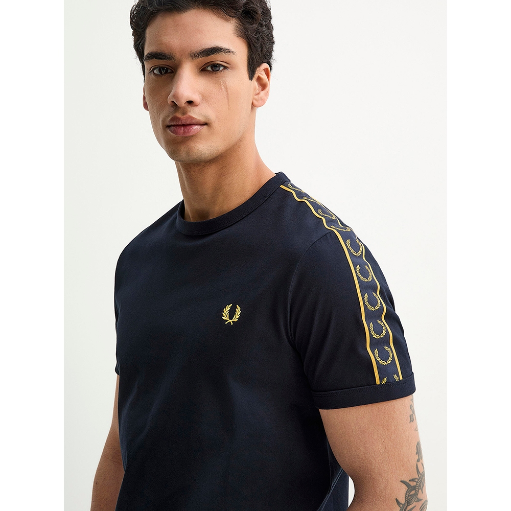 FredPerry Taped Ringer ເສື້ອຍືດຜ້າຝ້າຍ 100% ຄໍຮອບ ແຂນສັ້ນ ສະໄຕລ໌ກິລາຊິງເດີນ (ຜູ້ຊາຍ)