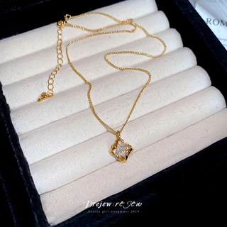 DREJEW 18k ทองแท้เคลือบด้วยไฟฟ้า zircon สร้อยคอสี่เหลี่ยมกลวงหรูหรา high-end clavicle chain retro niche สร้อยคออเนกประสงค์