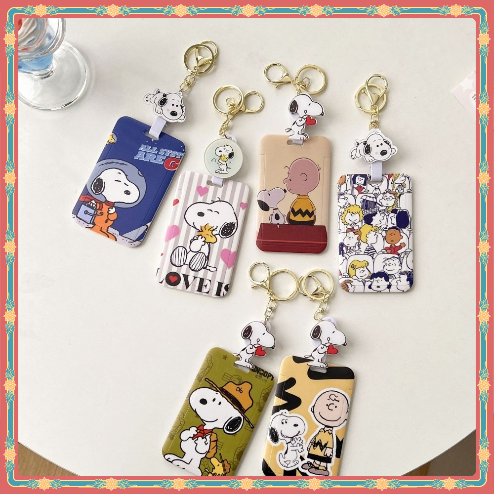Snoopy พร้อมสต็อก สนูปปี้ มัลติฟังก์ชั่หดผู้ถือบัตรเปลือกแข็ง สนูปปี้ง่ายดึงหัวเข็มขัด ป้องกันการสูญหาย กรณีบัตรควบคุมการเข้าถึงรถบัส นาย